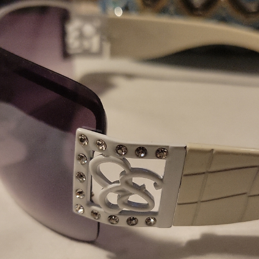 Jessica Simpson Stylish White and Black Sunglasses with Case - Picture 3 of 11